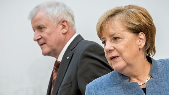 Angela Merkel (CDU), Bundeskanzlerin und CDU-Vorsitzende, und der CSU-Vorsitzende, Bayerns Ministerpräsident Horst Seehofer, kommen am 09.10.2017 in Berlin zur gemeinsamen Pressekonferenz im Konrad-Adenauer-Haus. Angela Merkel (CDU), Bundeskanzlerin und CDU-Vorsitzende, und der CSU-Vorsitzende, Bayerns Ministerpräsident Horst Seehofer, kommen am 09.10.2017 in Berlin zur gemeinsamen Pressekonferenz im Konrad-Adenauer-Haus. © dpa picture alliance Foto: Michael Kappeler