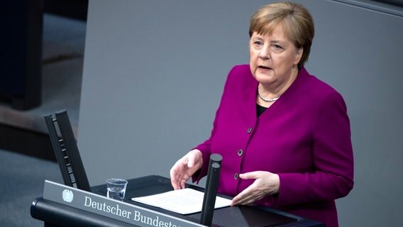 Bundeskanzlerin Angela Merkel spricht im Deutschen Bundestag. © dpa Foto: Bernd von Jutrczenka