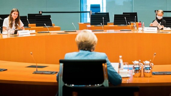 Bundeskanzlerin Angela Merkel (CDU) unterhält sich mit den Klimaktivistinnen Luisa Neubauer (l.) und Greta Thunberg (r.) im Internationalen Konferenzsaal des Bundeskanzleramts. © dpa bildfunk/Bundesregierung Foto: Steffen Kugler