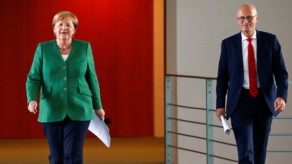Bundeskanzlerin Angela Merkel (CDU) kommt mit Hamburgs Erstem Bürgermeister, Peter Tschentscher (SPD), zu einer Pressekonferenz im Kanzleramt. © dpa picture alliance/Reuters Foto: Michele Tantussi