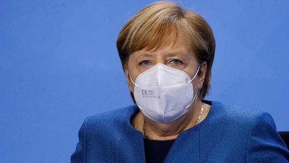 Bundeskanzlerin Angela Merkel (CDU) mit Mund-Nasen-Schutz © Reuter Pool / dpa Foto: Fabrizio Bensch