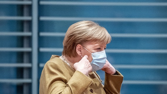 Kanzlerin Angela Merkel (CDU) mit Mundschutz in einem Raum im Kanzleramt. © dpa bildfunk Foto: Michael Kappeler