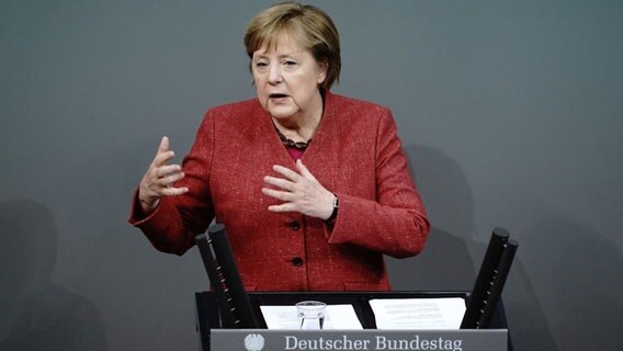 Bundeskanzlerin Angela Merkel (CDU) spricht während einer Generaldebatte zum Bundeshaushalt im Bundestag.  Foto: Christoph Soeder