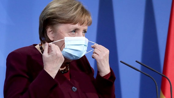 Bundeskanzlerin Angela Merkel (CDU mit Corona-Maske © dpa - Bildfunk Foto: Michael Sohn/AP/Pool/dpa