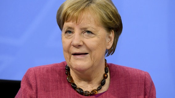 Bundeskanzlerin Merkel spricht auf der Pressekonferenz nach einem Impfgipfel. © Annegret Hilse/Reuters Pool/dpa 