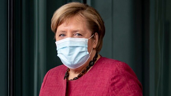 Bundeskanzlerin Angela Merkel trägt einen Mund-Nasen-Schutz. © dpa Foto: Fabian Sommer