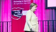 Altkanzlerin Angela Merkel bei ihrem Besuch des Deutschen Evangelischen Kirchentages auf einem Podium. © dpa Foto: Moritz Frankenberg