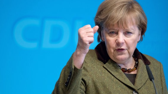 Bundeskanzlerin Angela Merkel ballt bei ihrer Rede die Faust der rechten Hand © dpa-Bildfunk Foto: Stefan Sauer