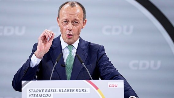 Friedrich Merz spricht beim Bundesparteitag der CDU im Konrad-Adenauer-Haus in Berlin. © dpa Foto: Michael Kappeler