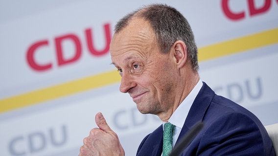 Friedrich Merz, künftiger CDU- Bundesvorsitzender, lächelt und hebt den Daumen beim Bundesparteitag der CDU im Konrad-Adenauer-Haus in Berlin. © dpa Foto: Michael Kappeler
