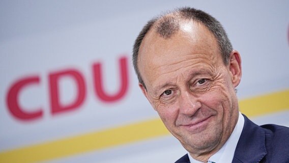 Friedrich Merz, künftiger CDU- Bundesvorsitzender, lächelt beim Bundesparteitag der CDU im Konrad-Adenauer-Haus in Berlin. © picture alliance / dpa Foto: Michael Kappeler