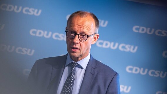 Der CDU-Vorsitzende Friedrich Merz bei einer Pressekonferenz. © Peter Kneffel/dpa 