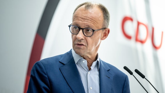 Der CDU-Vorsitzende Friedrich Merz bei einer Pressekonferenz. © Michael Kappeler/dpa 