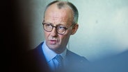 Friedrich Merz, Unions-Kanzlerkandidat und CDU-Bundesvorsitzender, gibt ein Statement zu den Koalitionsverhandlungen von Union und SPD ab. (Foto vom 28.3.2025) © Christoph Soeder/dpa 