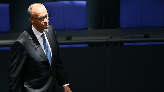 Der designierte Bundeskanzler Friedrich Merz (CDU) kommt zur Wahl des Kanzlers in den Bundestag. © dpa Foto: Sebastian Gollnow