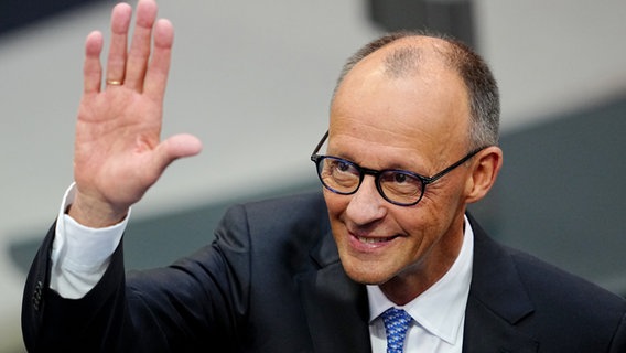 Der designierte Bundeskanzler Friedrich Merz (CDU) winkt im Bundestag vor der Kanzlerwahl © dpa Foto: Kay Nietfeld