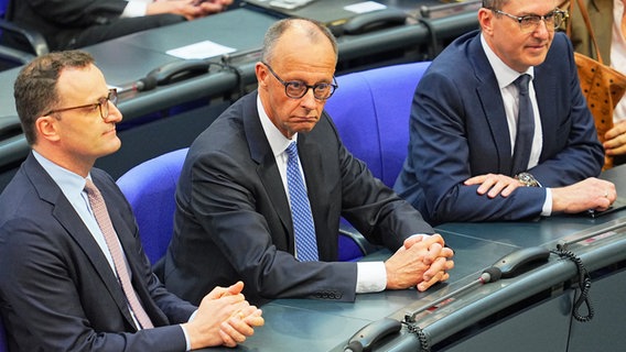 Friedrich Merz sitzt nach verlorener Kanzlerwahl mit enttäuschtem Blick im Bundestag. Links von ihm Jens Spahn, an Merz rechter Seite sitzt Alexander Dobrindt. © dpa Foto: Michael Kappeler