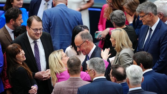 Abgeordnete gratulieren dem neu gewählten Bundeskanzler Friedrich Merz (M, CDU) im Bundestag nach dem zweiten Durchgang der Kanzlerwahl. © dpa Foto: Kay Nietfeld