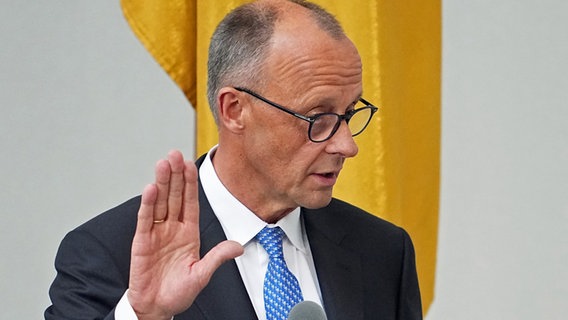 Der neue Bundeskanzler Friedrich Merz legt im Bundestag seinen Amtseid ab. © Michael Kappeler/dpa 