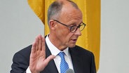 Der neue Bundeskanzler Friedrich Merz legt im Bundestag seinen Amtseid ab. © Michael Kappeler/dpa 