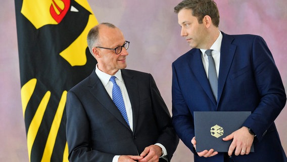 Bundeskanzler Friedrich Merz (CDU) und Lars Klingbeil (SPD), Bundesminister der Finanzen, stehen bei der Ernennung der neuen Bundesministerinnen und Bundesminister im Schloss Bellevue. © Bernd von Jutrczenka/dpa 
