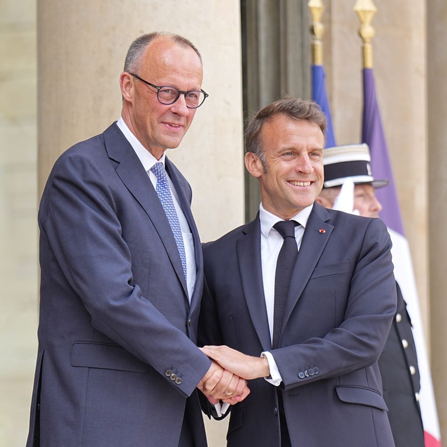 Der französische Präsident Emmanuel Macron (r) begrüßt Bundeskanzler Friedrich Merz (CDU) bei seinem Antrittsbesuch in Paris. © picture alliance/dpa | Michael Kappeler Foto: Michael Kappeler