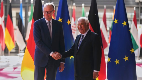 Der deutsche Bundeskanzler Friedrich Merz schüttelt vor einem Treffen im EU-Ratsgebäude die Hände des Präsidenten des Europäischen Rates Antonio Costa. © AP/dpa Foto: Virginia Mayo