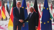 Der deutsche Bundeskanzler Friedrich Merz schüttelt vor einem Treffen im EU-Ratsgebäude die Hände des Präsidenten des Europäischen Rates Antonio Costa. © AP/dpa Foto: Virginia Mayo