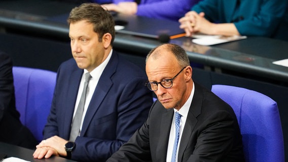 Bundeskanzler Friedrich Merz (r, CDU) und Lars Klingbeil (SPD), Bundesminister der Finanzen und Vizekanzler, sitzen auf der Regierungsbank im Deutschen Bundestag in Berlin. © dpa Foto: Michael Kappeler