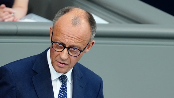 Bundeskanzler Friedrich Merz (CDU) im Bundestag. © dpa Foto: Kay Nietfeld