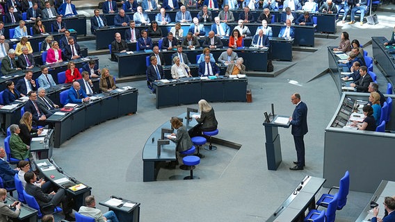 Bundeskanzler Friedrich Merz (CDU) bei einer Rede im Bundestag. © dpa bildfunk Foto: Michael Kappeler