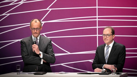 Die Vorsitzenden der Unionsfraktion, Friedrich Merz und Alexander Dobrindt, sprechen bei einer Pressekonferenz im Paul-Löbe-Haus in Berlin © IMAGO / IPON 