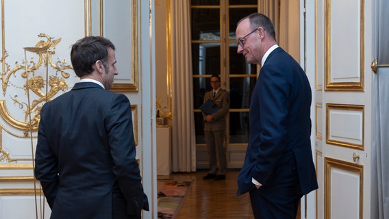 Unions-Kanzlerkandidat Friedrich Merz (r) zu Besuch im Élysée-Palast mit dem französischen Präsidenten Emmanuel Macron. © picture alliance/dpa/Présidence de la République Foto: Sarah Steck