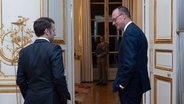 Unions-Kanzlerkandidat Friedrich Merz (r) zu Besuch im Élysée-Palast mit dem französischen Präsidenten Emmanuel Macron. © picture alliance/dpa/Présidence de la République Foto: Sarah Steck