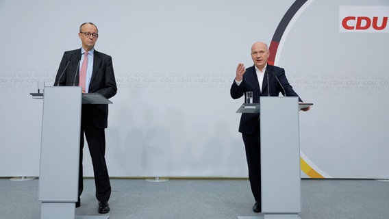 CDU-Chef Friedrich Merz und der Spitzenkandidat für die Wahl des Berliner Abgeordnetenhauses, Wegner, sprechen bei einer Pressekonferenz. © Reuters / Odd Andersen / AFP 