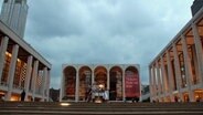 Die Metropolitan Oper im Lincoln Center in New York (M), die Konzerthalle (r.) und das Balletthaus (l.). © dpa picture alliance Foto: Christina Horsten