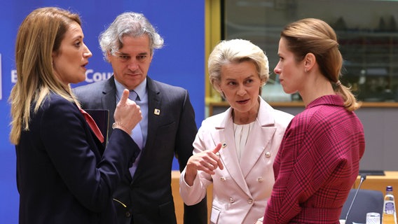 Roberta Metsola (l-r), Präsidentin des Europäischen Parlaments, Robert Golob, Ministerpräsident von Slowenien, Ursula von der Leyen, Präsidentin der Europäischen Kommission, und Kaja Kallas, Ministerpräsidentin von Estland, nehmen an einem runden Tisch während des EU-Gipfels teil. © Olivier Matthys/AP/dpa +++ dpa-Bildfunk Foto: Olivier Matthys