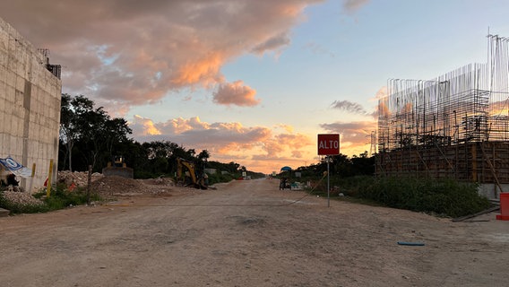 Eine Baustelle der Bahnstrecke des 'Tren Maya' bei Muna, Mexiko. © ARD Foto: Christina Fee Moebus