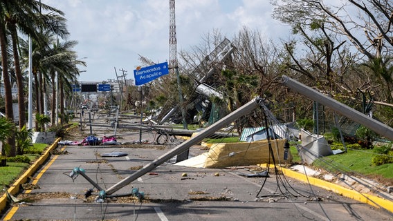 Durch Hurrikan "Otis" zerstörter Straßenzug in Mexiko © Felix Marquez/AP/dpa Foto: Felix Marquez/AP/dpa