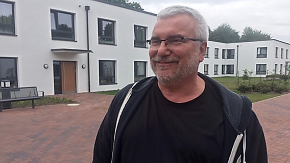 Pflegedienstleiter Andreas Meyer steht vor dem Pflegeheim. Pflegedienstleiter Andreas Meyer steht vor dem Pflegeheim. © NDR Foto: Marie Löwenstein