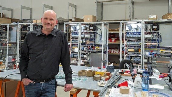 Geschäftsführer Michael Grenz in der Werkshalle von HPS © NDR Foto: Astrid Kühn