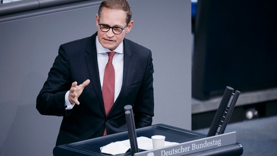 Dr SPD-Bundestagsabgeordnete Michael Müller steht am Rednerpult des Deutschen Bundestages. © Deutscher Bundestag 