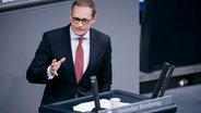 Dr SPD-Bundestagsabgeordnete Michael Müller steht am Rednerpult des Deutschen Bundestages. © Deutscher Bundestag 
