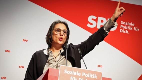 Serpil Midyatli (SPD), Landesvorsitzende der SPD Schleswig-Holstein, spricht auf dem Landesparteitag der SPD Schleswig-Holstein in der Messe Husum © dpa-Bildfunk Foto: Christian Charisius