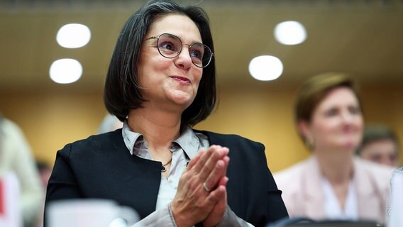 Serpil Midyatli (SPD), Landesvorsitzende der SPD Schleswig-Holstein, hat beide Hände aneinandergelegt. © dpa-Bildfunk Foto: Christian Charisius