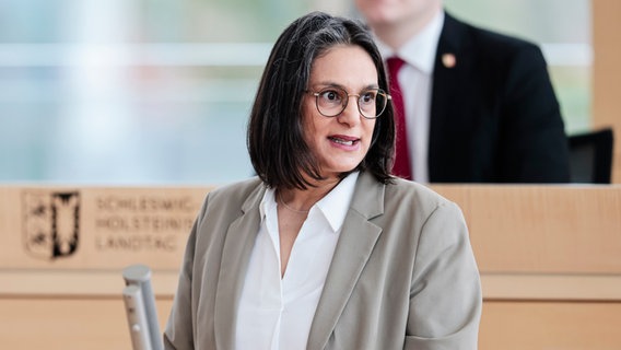 Oppositionsführerin Serpil Midyatli (SPD) spricht im Landtag von Schleswig-Holstein. © picture alliance/dpa | Frank Molter 