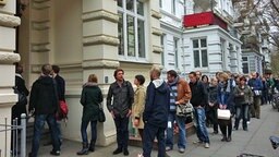 Wohnungssuchende stehen in einer Schlange auf der Straße vor einem Haus in Hamburg. Wohnungssuchende stehen in einer Schlange auf der Straße vor einem Haus in Hamburg. © NDR Foto: Bettina Less