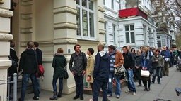 Wohnungssuchende stehen in einer Schlange auf der Straße vor einem Haus in Hamburg. © NDR Foto: Bettina Less