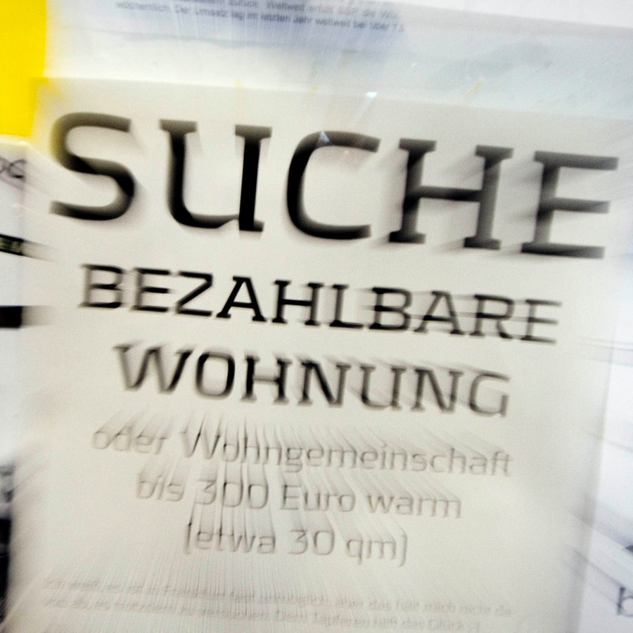 Eine Suchanzeige für eine bezahlbare Wohnung hängt an einem Schwarzen Brett © picture alliance/dpa Foto: Frank Rumpenhorst