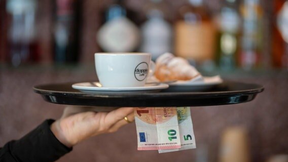 Themenfoto zur Anhebung des Mindestlohns auf 15 Euro © picture alliance / epd-bild Foto: Tim Wegner